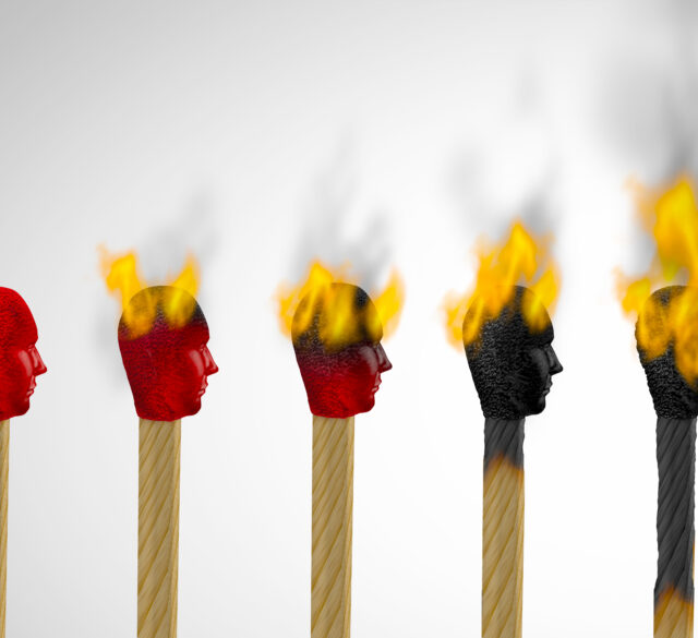 Das Bild zeigt 5 unterschiedlich abgebrannte Strichhölzer in einer Reihe um Burnout darzustellen.