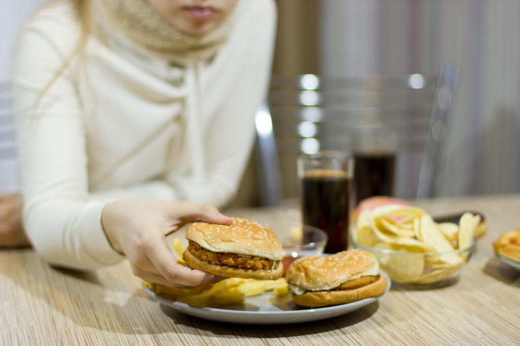 Softdrinks und Burger erhöhen das Herzinfarkt Risiko und fördern eine Herzschwäche.